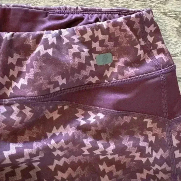 ASICS Women’s Burgundy Zigzag Print Capri Leggings, Size L High Waist Yoga Pants - Picture 3 of 5